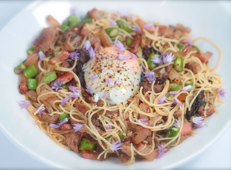 Pasta special with asparagus and poached egg